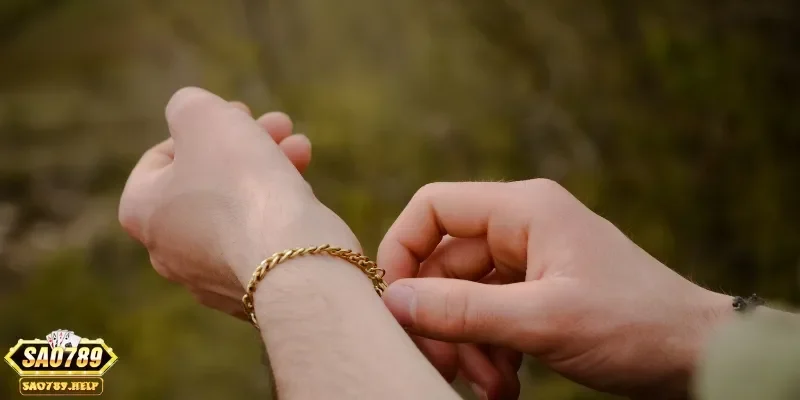 Mộng thấy đeo vàng có thể là sự khát vọng hoặc muốn được công nhận từ người khác của bạn