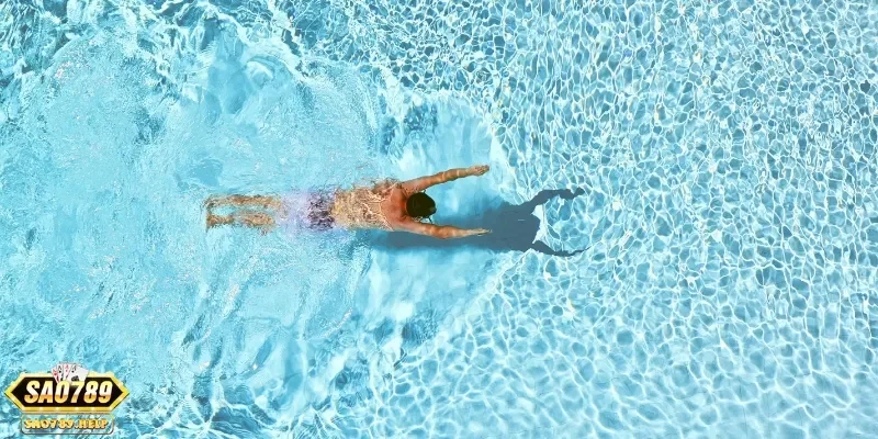 Ngủ mơ thấy mình đang bơi trong nước phản ánh sự chủ động và linh hoạt khi xử lý tình huống của bạn