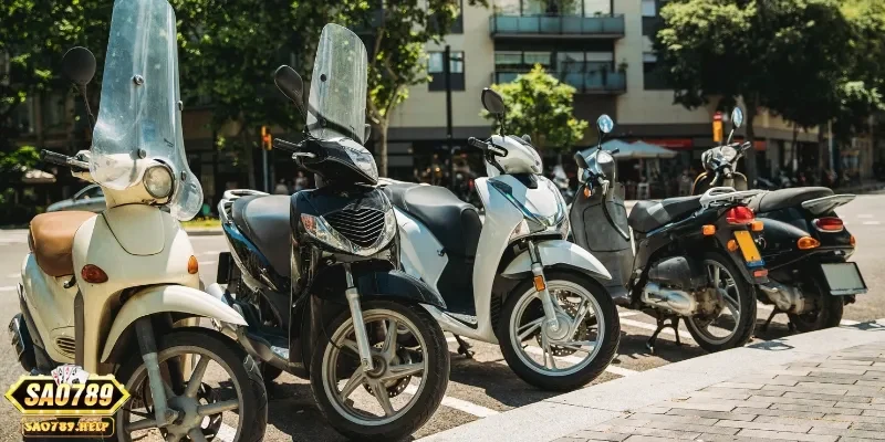 nu nam mo thay mat xe may